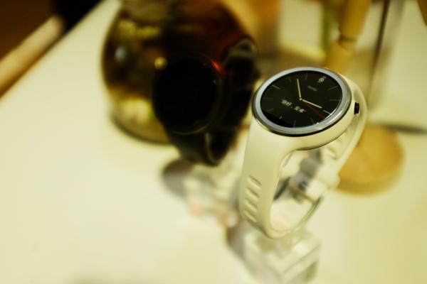 moto 360運動版發布 黑白橘三色款售2388元