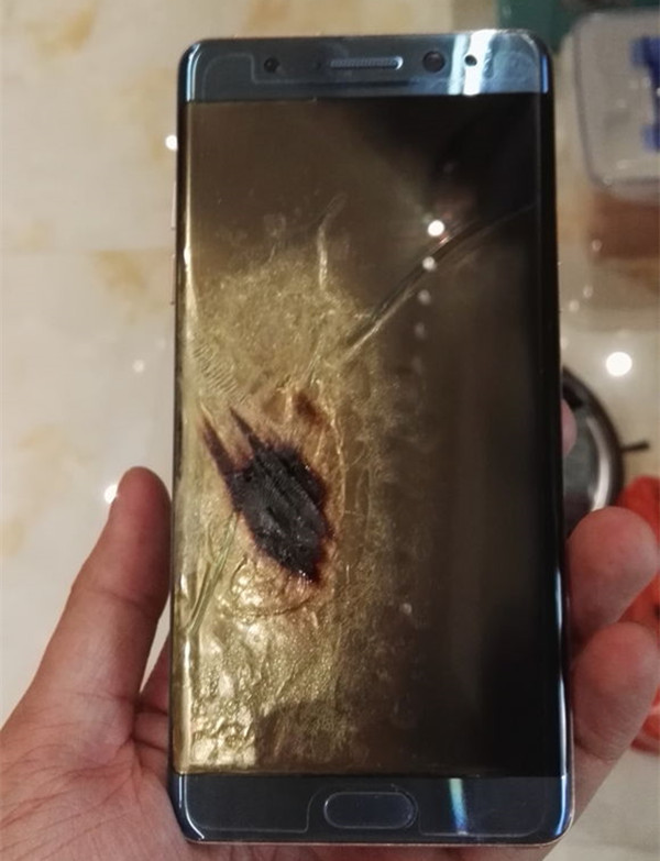 國行版也炸了！網友爆料玩Note 7時突然黑屏發生爆炸