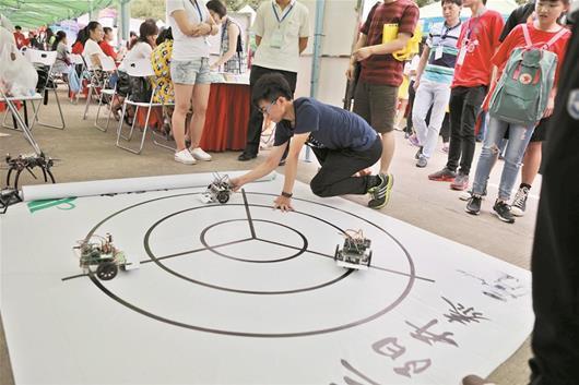 大學生團隊發明“餐桌機器人”